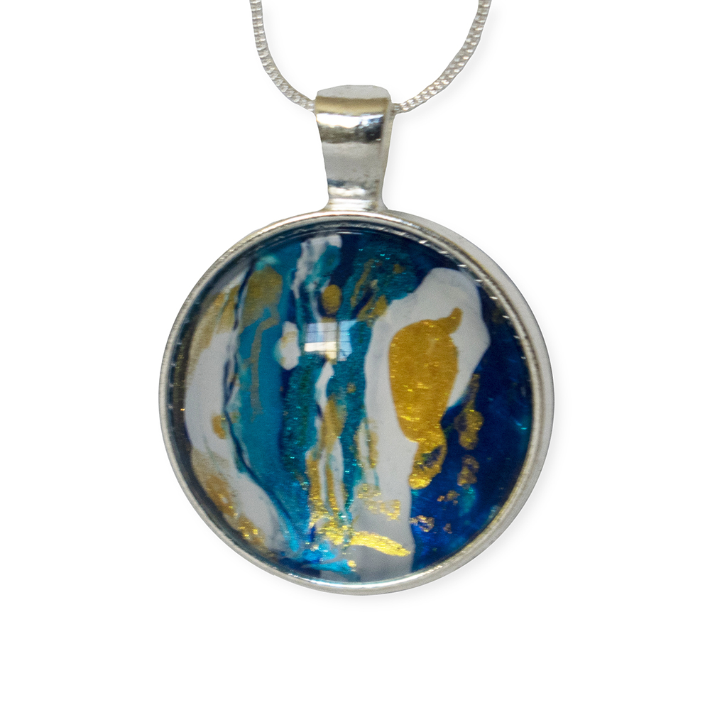 A mixed color circle necklace